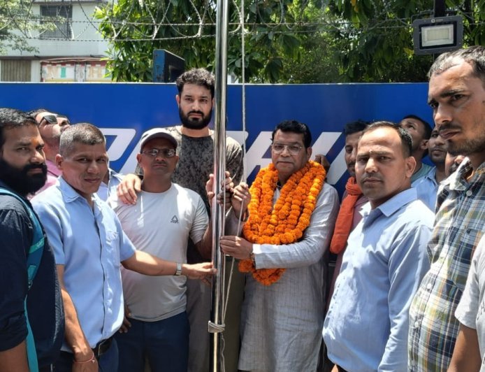 विधायक शिव अरोरा ने स्वयं खड़े होकर टीवीएस श्रीचक्र कम्पनी के बाहर भारतीय मजदूर संघ के झंडे को करवाया स्थापित*