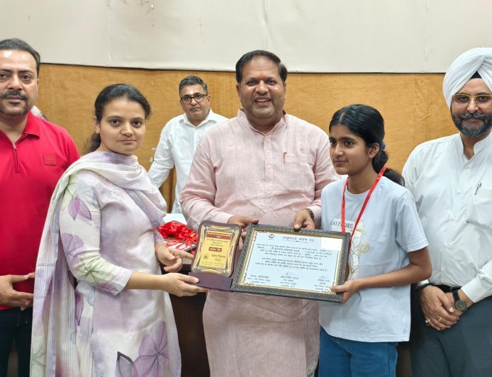 आर्थिक रूप से कमजोर टॉपर्स को नगर निगम देगा स्कॉलरशिपः विकास शर्मा
