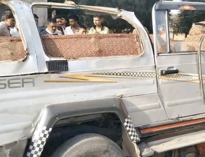 तीन गाड़ियां टकराई, खाटूश्यामजी जा रहे 3 की मौत:टक्कर के बाद सड़क किनारे होटल में घुसी श्रद्धालुओं की गाड़ी, 9 घायल