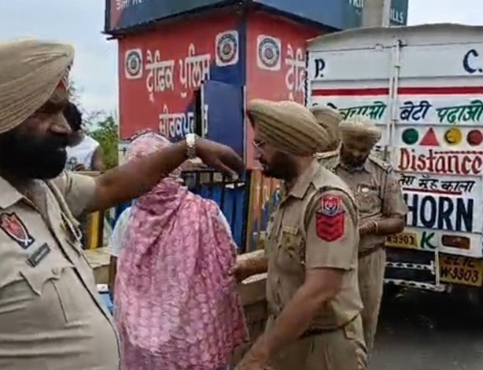 चंडीगढ़-अंबाला हाईवे पर शराब तस्करी का भंडाफोड़:ट्रक से 100 पेटी बरामद, एक गिरफ्तार, दिल्ली में सप्लाई करने जा रहा था आरोपी