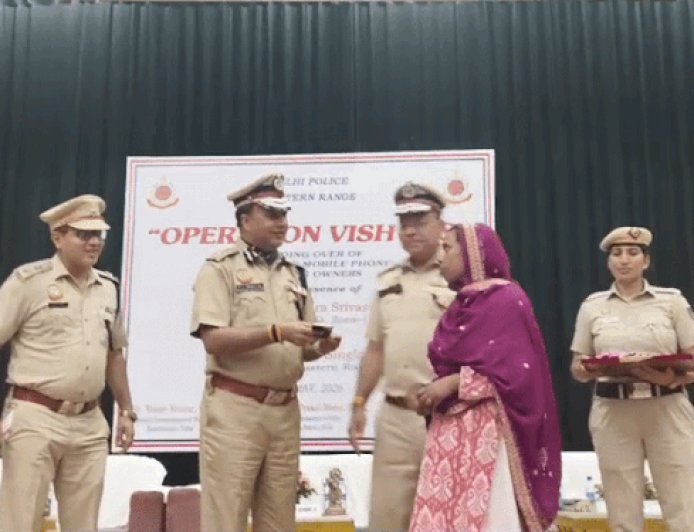 दिल्ली पुलिस का ऑपरेशन विश्वास:चोरी- गुम हुए 532 मोबाइल फोन असली मालिकों को लौटाए, साइबर ठगी से बचने की दी जानकारी