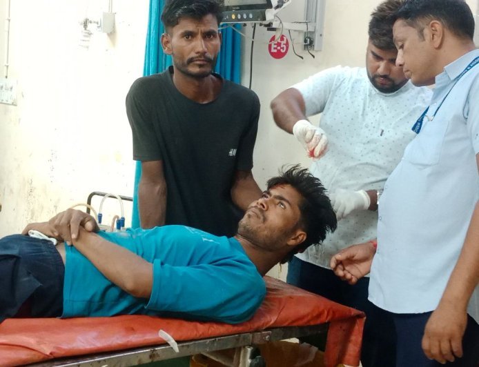 चूरू में बाइक पर गिरा सांड:3 युवक थे सवार, एक पर किया हमला, हालत गंभीर