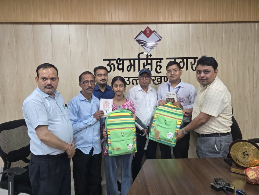 मेधावी विद्यार्थियों का सम्मान कर जिलाधिकारी ने बढाया उत्साह, हर संभव सहयोग का दिया भरोसा।