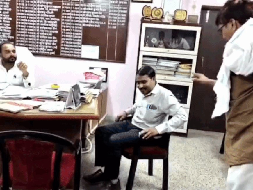 सरस डेयरी डायरेक्टर ने प्लास्टिक कचरा गाड़ी रोककर किया हंगामा:आरोप- कचरे की आड़ में लाखों का लोहा बेचा जा रहा; एमडी के साथ हुई बहस