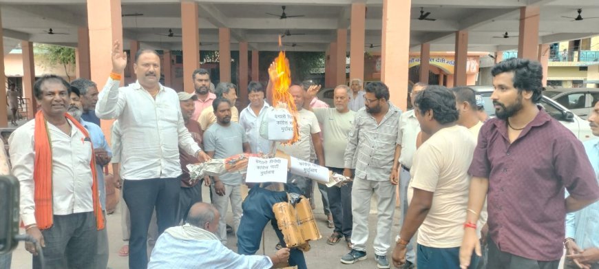 बंगाली समाज में कांग्रेस पार्टी व कांग्रेस प्रदेश अध्यक्ष गणेश गोदियाल के खिलाफ दिखा भारी आक्रोश! संजयनगर खेड़ा में किया पुतला दहन, बंगाली समाज से माफ़ी मांगने की मांग*