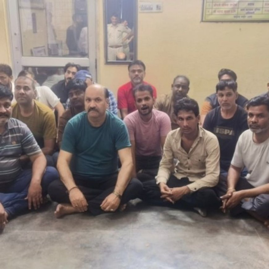 जोधपुर में जुआ खेलते पुलिस ने मारा छापा:19 जुआरियों को पकड़ा, 6 लाख रुपए सहित 4 लग्जरी कार जब्त