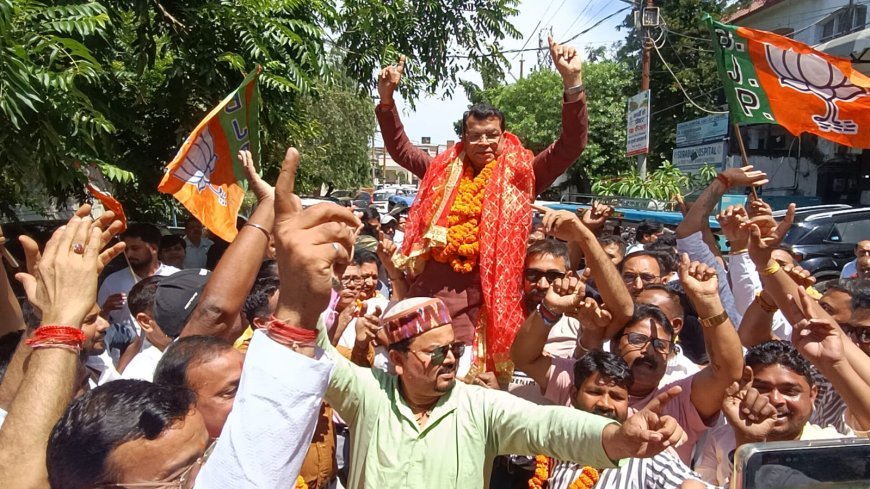 असम, पुंडुचेरी, पश्चिम बंगाल मे भाजपा की ऐतिहासिक जीत का विधायक शिव अरोरा अपने कार्यालय पर कार्यकताओं संग आतिशबाजी,मिष्ठान  खिलाकर मनाया जश्नन*