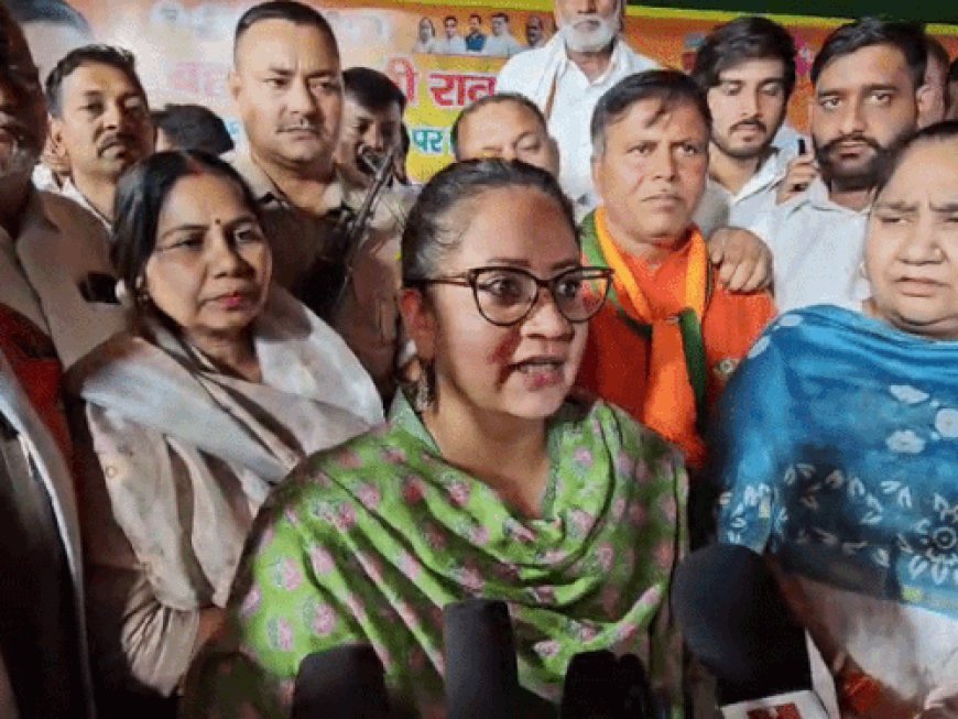 रेवाड़ी-धारूहेड़ा चुनाव में विपक्ष का होगा बंगाल वाला हाल:आरती बोलीं- धारूहेड़ा आने वाला गंदा पानी रोकने तक लड़ाई जारी रहेगी, सेल्फी ली