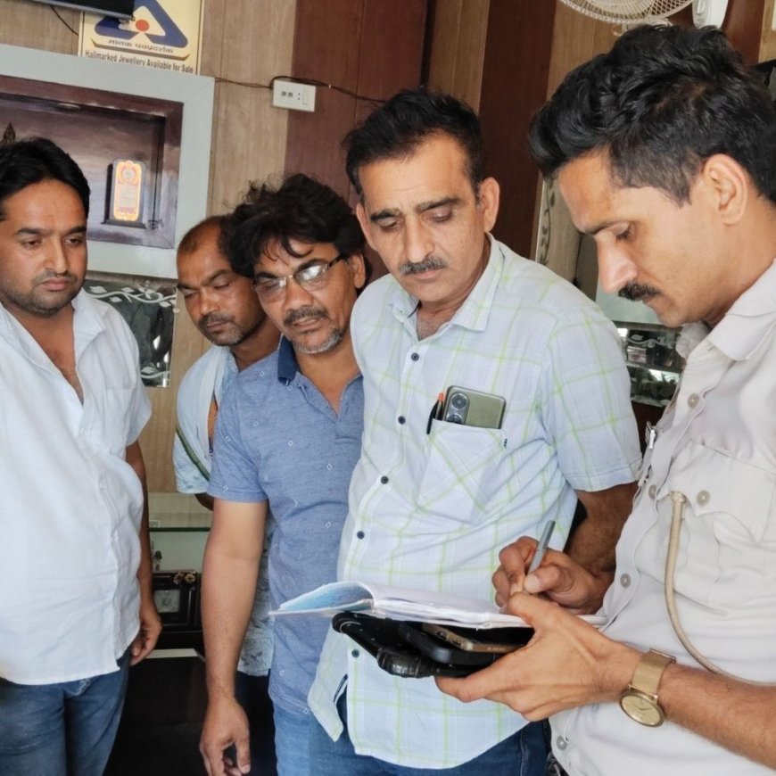 भिवानी में सोने के जेवर लेकर दो युवक फरार:ग्राहक बनकर दुकान पर पहुंचे, ₹1 हजार दिए एडवांस; जांच में आभूषण मिले कम