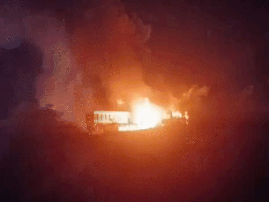 ट्रेलर और डंपर की टक्कर के बाद लगी आग:दोनों गाड़ियों के ड्राइवर्स ने कूद कर बचाई जान,बोले-पशु के अचानक सामने आने से हुआ हादसा