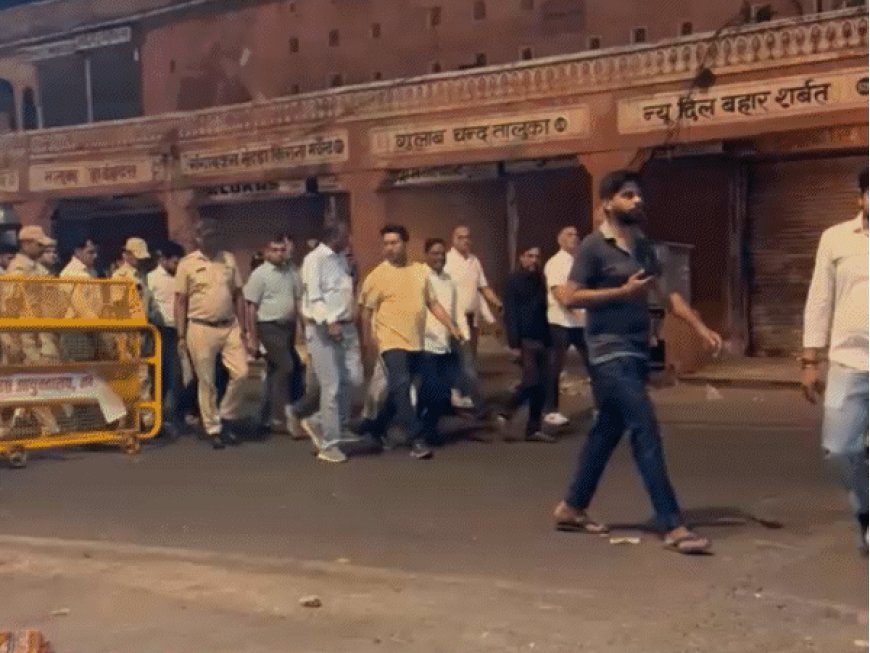 जयपुर में देर रात सड़कों पर उतरे 2500 सफाई कर्मचारी:कलेक्टर-नगर निगम कमिश्नर ने चलाया सफाई अभियान; परकोटे की तंग गलियों में चला ऑपरेशन क्लीन स्वीप