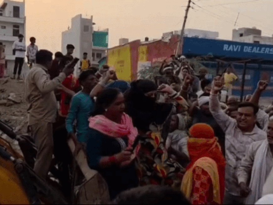 सफाई कर्मचारियों का प्रदर्शन लेने लगा अलग रूप:झज्जर में दुकानदार खुद उतरे सफाई के मैदान में, बहादुरगढ़ में जेसीबी पर चढ़कर कूड़ा उठाने से रोका