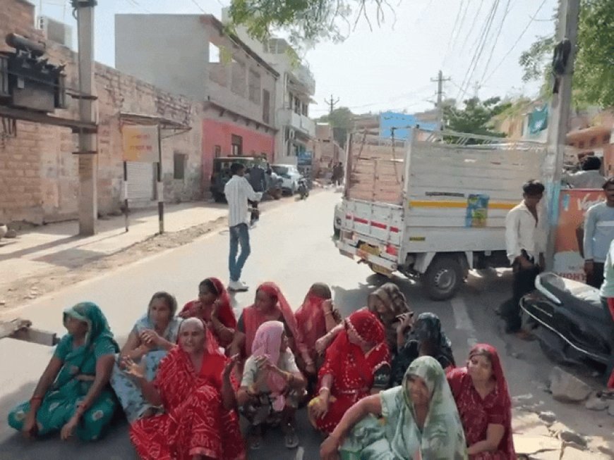 जोधपुर में पानी की समस्या को लेकर महिलाओं का प्रदर्शन:जलदाय विभाग के खिलाफ जताई नाराजगी; टैंकर से आपूर्ति का मिला आश्वासन