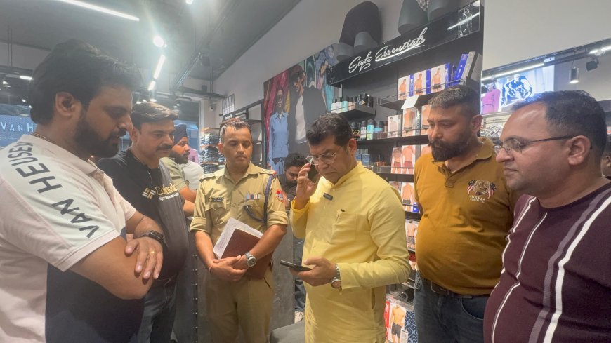 रुद्रपुर मटके वाली गली मे चार शोरूम मे हुई चोरी की वारदात पर विधायक शिव अरोरा ने दुकानों का किया दौरा*
