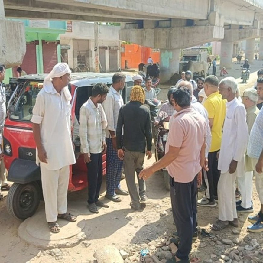 भिवानी में रास्ता खुलवाने के लिए सड़क पर उतरे लोग:बोले- आवागमन में होती है परेशानी, अफसरों से शिकायत के बावजूद समाधान नहीं