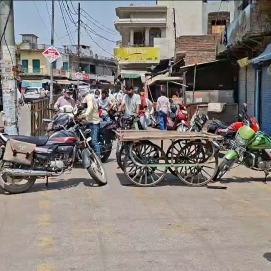 जालौन मेडिकल कॉलेज में व्यापारी से मारपीट:व्यापारियों ने बाजार बंद कर घंटाघर चौराहे पर किया प्रदर्शन, कार्रवाई की मांग
