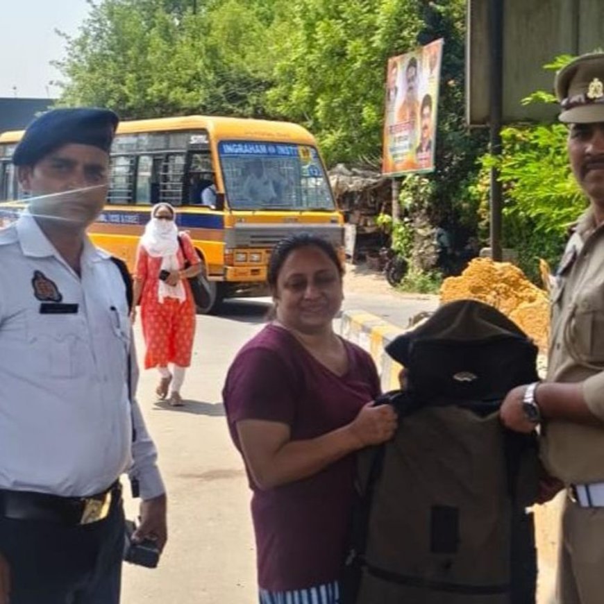 ट्रैफिक पुलिस ने लौटाया लाखों के सामान से भरा बैग:गाजियाबाद में ई रिक्शा में छूट गया था बैग, कामना ने पुलिस के लिए बोला थैंक्यू