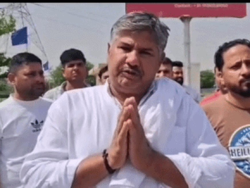 गुरुग्राम में बिल्डर के खिलाफ लोगों का प्रदर्शन:बोले-6 वर्षों से पीने के पानी की सुविधा नहीं, सड़कें भी टूटी पड़ी