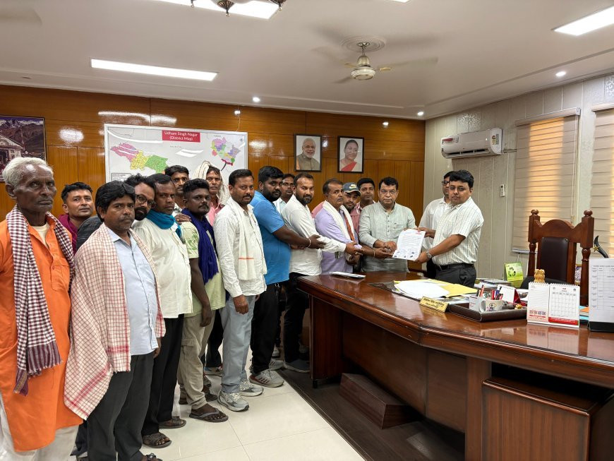 महतोष मे दशकों से रह रहें 400 परिवारों के मालिकाना हक मामले को लेकर जिला अधिकारी से मिले विधायक शिव अरोरा  सौपा ज्ञापन*  *एडीएम कोस्तुब मिश्रा के नेतृत्व मे बनी कमेटी दो माह मे करेगी रिपोर्ट तैयार*