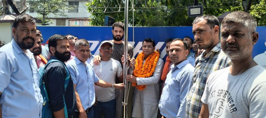 विधायक शिव अरोरा ने स्वयं खड़े होकर टीवीएस श्रीचक्र कम्पनी के बाहर भारतीय मजदूर संघ के झंडे को करवाया स्थापित*