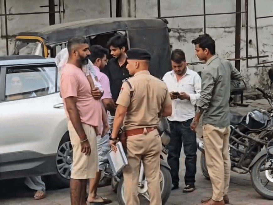 रामनगर में स्विमिंग पूल में डूबी 4 साल की मासूम:मृत बच्ची को गोद में उठाकर दिल्ली रवाना हुआ पिता, रिजॉर्ट की सुरक्षा व्यवस्थाओं पर उठे सवाल
