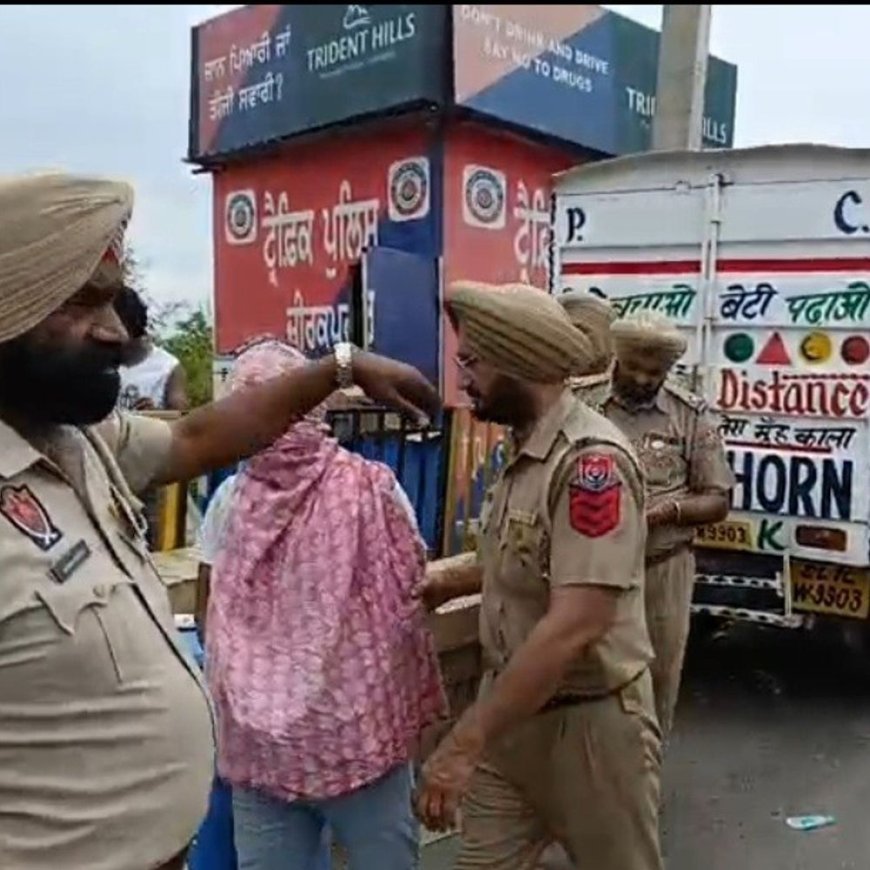 चंडीगढ़-अंबाला हाईवे पर शराब तस्करी का भंडाफोड़:ट्रक से 100 पेटी बरामद, एक गिरफ्तार, दिल्ली में सप्लाई करने जा रहा था आरोपी