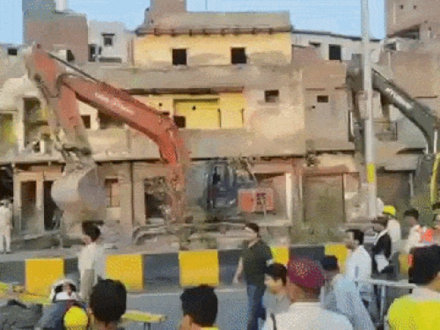 दिल्ली के शालीमार बाग में अतिक्रमण पर चला बुलडोजर:पूर्व विधायक समेत अन्य ने खाली किए घर; लोग बोले-सीएम की राहत योजना नहीं आई काम