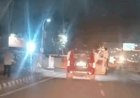 फरीदाबाद में स्कॉर्पियो सवार युवकों का स्टंट:चलती गाड़ी की खिड़की खोलकर खड़े हुए, एक छत पर बैठा, पुलिस कर रही पहचान