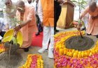 मुख्यमंत्री योगी ने अपने आवास पर लगाया 'एक पेड़ मां के नाम'