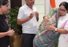 सैदुलाजाब-हौज रानी हादसे के पीड़ित परिवारों से मिलीं सीएम रेखा:10-10 लाख रुपए की सहायता राशि सौंपी; बोलीं- हादसों के दोषियों को नहीं बख्शेंगे