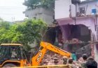 वेस्ट दिल्ली में बुल्डोजर एक्शन, पक्के मकान और झुग्गियां ढहाईं:मानसून से पहले एमसीडी की नाले पर बने अवैध निर्माण पर बड़ी कार्रवाई