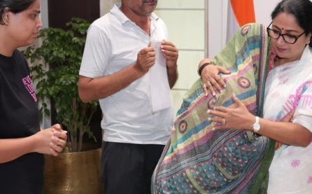 सैदुलाजाब-हौज रानी हादसे के पीड़ित परिवारों से मिलीं सीएम रेखा:10-10 लाख रुपए की सहायता राशि सौंपी; बोलीं- हादसों के दोषियों को नहीं बख्शेंगे