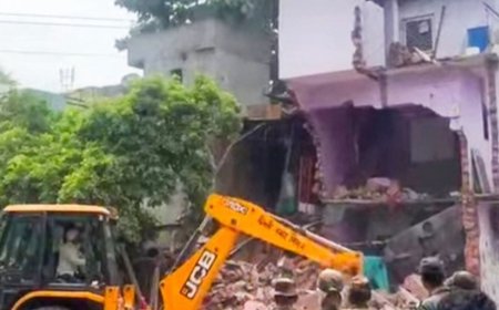 वेस्ट दिल्ली में बुल्डोजर एक्शन, पक्के मकान और झुग्गियां ढहाईं:मानसून से पहले एमसीडी की नाले पर बने अवैध निर्माण पर बड़ी कार्रवाई
