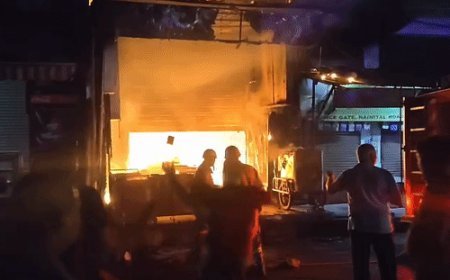 पी कुमार स्वीट्स हाउस में लगी भीषण आग:आग से हुआ लाखों का नुकसान, आधा दर्जन दमकल की गाड़ियों ने पाया आग पर काबू