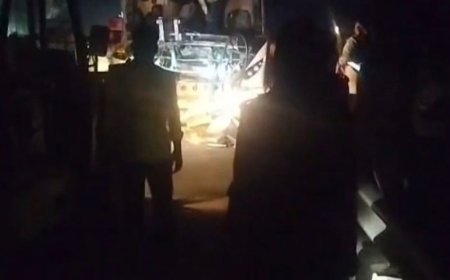 पूर्वांचल एक्सप्रेस-वे पर बस-ट्रक टक्कर, 5 घायल:ड्राइवर डेढ़ घंटे केबिन में फंसा रहा, गैस कटर से निकाला गया