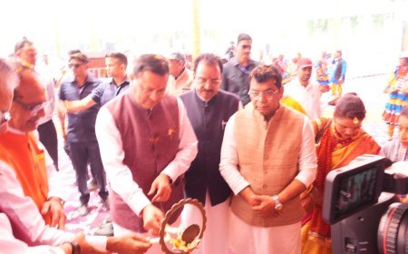 खेत बचाओ अभियान कार्यक्रम मे पुष्पवर्षा कर केन्द्रीय कृषि मंत्री एवं मुख्यमंत्री का किया भव्य स्वागत।*