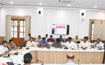 बैठक में अनुपस्थित दो बीईओ से मांगा गया जवाब:प्रयागराज में डीएम सख्त; स्कूलों से हाईटेंशन लाइन हटाएं, लापरवाही पर दर्ज होगा मुकदमा