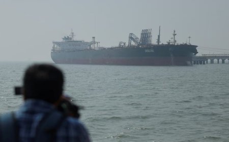 Strait of Hormuz में फिर महा-तनाव! टैंकर पर Unknown Projectile से हमला, British एजेंसी का अलर्ट।