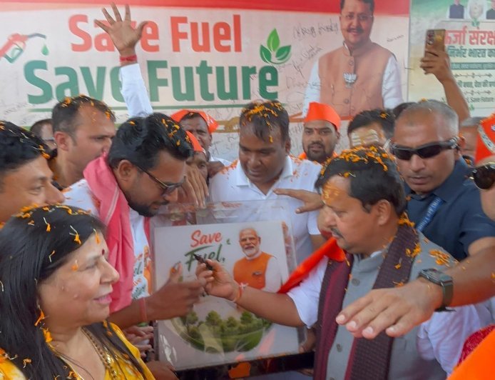 भारतीय जनता पार्टी के राष्ट्रीय अध्यक्ष नितिन नवीन के देहरादून आगमन पर कैंट विधानसभा क्षेत्र में भाजपा महानगर अध्यक्ष सिद्धार्थ उमेश अग्रवाल के नेतृत्व में “सेव फ्यूल, सेव नेशन” अभियान का भव्य शुभारंभ