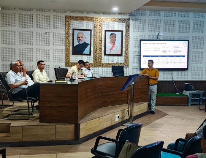 मातृ मृत्यु दर को कम करने हेतु मुख्य विकास अधिकारी (CDO) ने की समीक्षा बैठक; दिए कड़े निर्देश