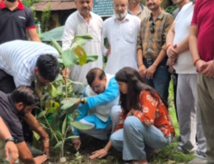 विश्व पर्यावरण दिवस पर पूर्व विधायक राजेश शुक्ला ने किया पौधारोपण, प्रत्येक बूथ पर पांच पौधे लगाने का दिलाया संकल्प