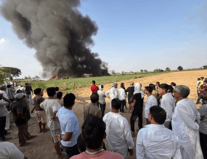 महम की 2 एकड़ में कबाड़ फैक्ट्री में लगी आग:बिजली पोल से शॉर्ट सर्किट की आशंका; 6 फायर गाड़ियां बुझाने में जुटी