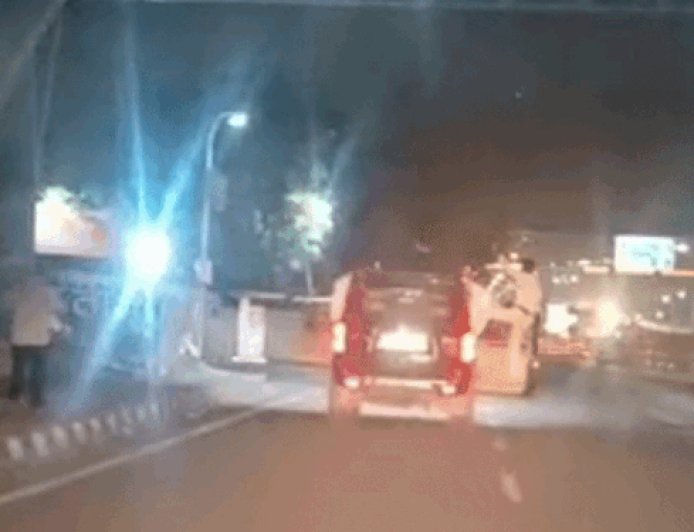 फरीदाबाद में स्कॉर्पियो सवार युवकों का स्टंट:चलती गाड़ी की खिड़की खोलकर खड़े हुए, एक छत पर बैठा, पुलिस कर रही पहचान