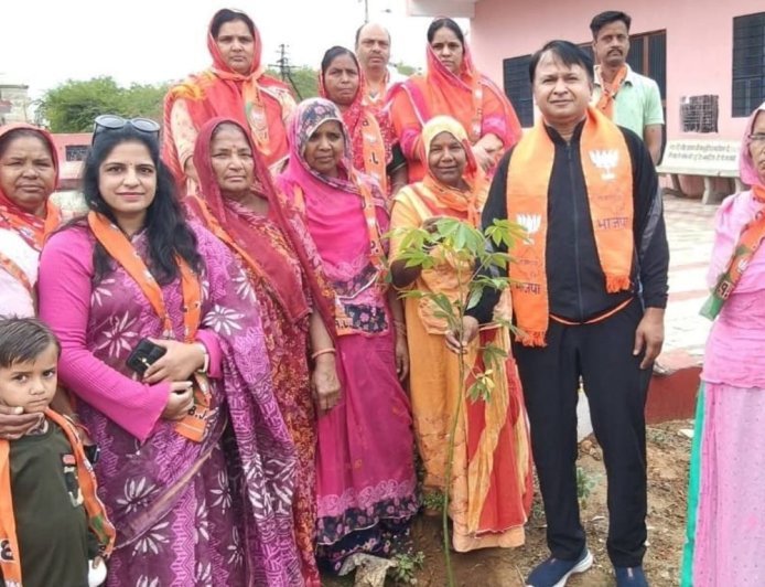 ‘एक पेड़ मां के नाम’ अभियान के तहत लगाए पौधे:भाजपा जिला अध्यक्ष ने चांदपोल श्मशान से किया शुरू; 33 मंडलों में लगाए जाएंगे हजारों पौधे
