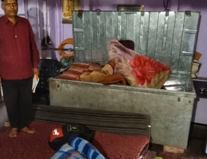 करौली में दिनदहाड़े चोरी, घर से नकदी-आभूषण गायब:जैन मंदिर के सामने मकान से 60 हजार नकद, चांदी के सिक्के-पायल चोरी