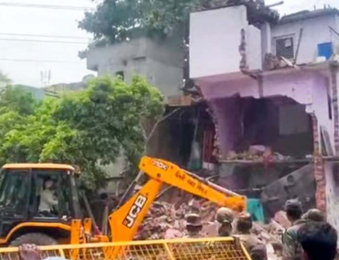 वेस्ट दिल्ली में बुल्डोजर एक्शन, पक्के मकान और झुग्गियां ढहाईं:मानसून से पहले एमसीडी की नाले पर बने अवैध निर्माण पर बड़ी कार्रवाई