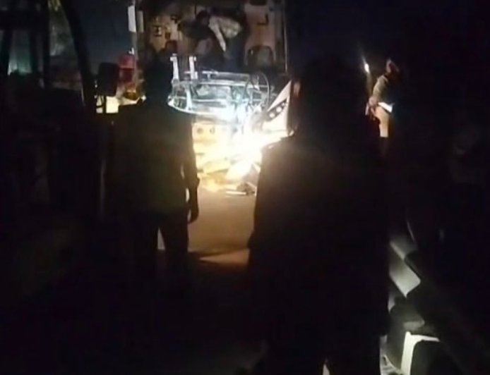 पूर्वांचल एक्सप्रेस-वे पर बस-ट्रक टक्कर, 5 घायल:ड्राइवर डेढ़ घंटे केबिन में फंसा रहा, गैस कटर से निकाला गया