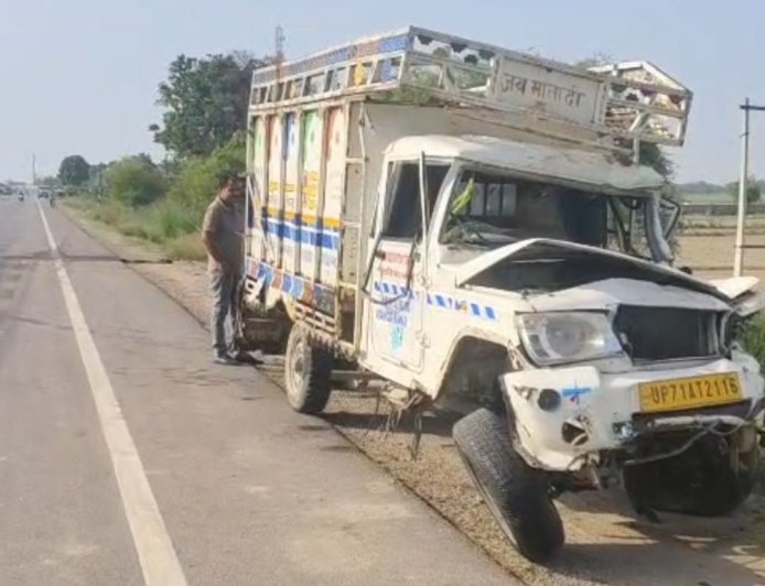 शादी से लौट रही पिकअप ट्रक से टकराई:कानपुर-प्रयागराज हाईवे पर हादसा, 10-12 लोग सुरक्षित बचे