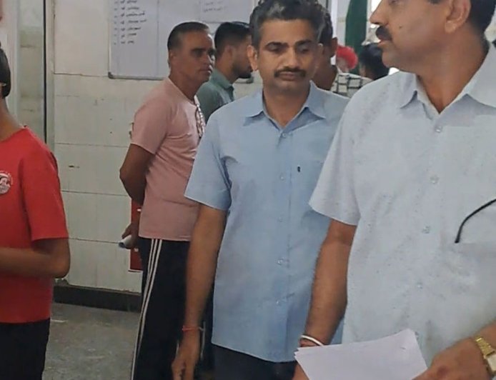 ट्रेप अकाउंटेंट ने ऑफिस को बना रखा था आशियाना:एसीबी ने मेडिकल के बाद कोर्ट में किया पेश, जेल भेजा