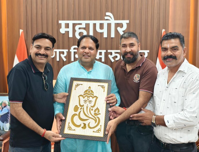 बंद कट खुलवाने पर व्यापार मंडल ने महापौर को किया सम्मानित